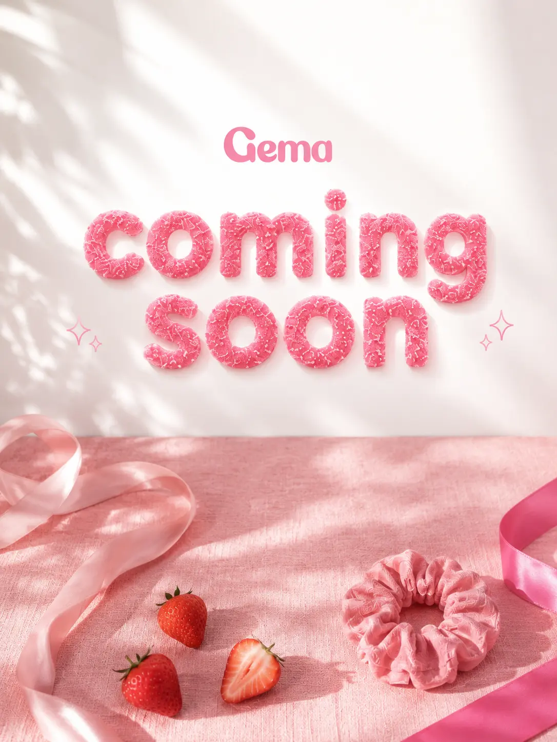 Gema coming soon — אותיות גאמי ורודות על רקע ורוד עם תותים וסרטים